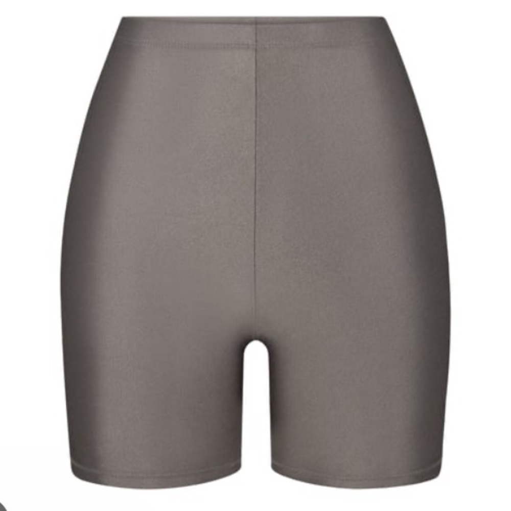 SKIMS- NWT Shine Spandex Jersey Biker Short color Gray Chalk sz Small - Picture 1 of 8